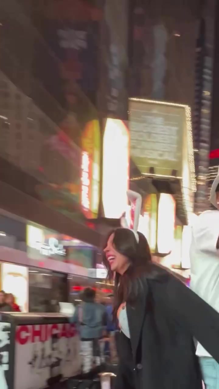 🥵大尺度互动！比斯利和身材爆炸女友玩LOVE游戏 最后这一吻…